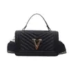 Nova bolsa quadrada pequena com letra V de nicho 2026, bolsa de ombro transversal bordada fashion, bolsa de mão retrô elegante e moderna
