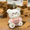 Muñeco de Peluche de Oso Pequeño de Dibujos Animados Adorno Colgante Overol Curioso Broche de Oso Pequeño Colgante de Mochila Escolar Muñeco Pequeño
