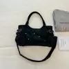 Nueva bolsa de motocicleta de nicho de Shuai Mi, elegante bolsa de hombro para debajo del brazo para mujer, bolsa de mano para el día a día con tachuelas de gran capacidad
