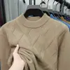 Suéter masculino de gola alta parcial, espessado para outono e inverno, com design de tricô em padrão losango, adequado para homens de meia-idade, um pulôver quente e estiloso para ambientes de negócios