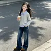 Diseño Nuevo Sentido de la Moda Otoño e Invierno Estilo Universitario para Chicas Falso Dos Piezas Solapa Top Casual Versátil Conjunto de Dos Piezas con Jeans