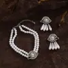 Collar y pulsera de perlas de imitación con flor de diamante francés, cadena de clavícula de nicho de moda, joyería de alta gama que combina con todo.
