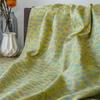 Tela jacquard de plumas colorida fondo amarillo drapeado tela chaleco Año Nuevo bolsa cosmética bandolera pequeña accesorios tejido teñido con hilo