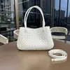 Bolsa Cesta Tecida de Couro Novo Transfronteiriça Bolsa Cesta de Legumes Portátil Retro de Alta Qualidade Bolsa de Ombro Único Transversal Feminina de Grande Capacidade