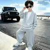 Conjunto de chaleco con capucha y sudadera para niño de otoño, nueva colección primavera/otoño 2026, conjunto casual de tres piezas para niños mayores, disponible para envío directo transfronterizo