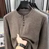 Suéter de punto de lana estilo lujo ligero para otoño e invierno con cuello Henry para hombres jóvenes y de mediana edad, jersey de manga larga, top casual versátil para hombres