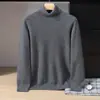 Nueva camiseta base de punto de cachemira para otoño e invierno, moderna, suave, cómoda, color liso, cuello alto, simple, color liso, para hombre