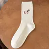 Meias bordadas de cachorrinho de desenho animado para outono e inverno, meias femininas de cano médio, meias fofas estilo japonês da moda, meias de algodão para primavera e outono