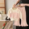 Abrigo Suéter para Niñas 2024 Nuevo Estilo Conjunto Tejido con Pompones de Flor Hechos a Mano y Conjunto de Pantalones para Niñas Pequeñas