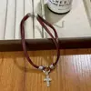 Gargantilha de Couro Vermelho Escuro com Cruz Feminina Doce Cool Sexy Estilo Corrente para Clavícula Gola de Nicho Acessórios Versáteis Diários