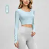 Top de yoga feminino com mangas compridas, costas abertas, design vazado, bojo embutido, design com furo para o polegar, top justo para fitness