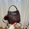 Bolso tipo cubo vintage desgastado 2026 otoño e invierno nuevo bolso de mano de moda con cierre de candado bolso versátil casual de hombro y cruzado para el trabajo