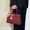 Bolsa Feminina Fashion 2025 Nova Tendência Satchel Grande Capacidade Vermelha Bolsa de Casamento Simples Casual Transversal Ombro Bolsa Kelly