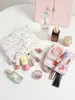 Bolsa de Maquillaje Acolchada de Algodón con Encaje de Oso Floral en Stock de Fábrica Estilo Ins Portátil para Niña Bolsa de Almacenamiento de Equipaje de Mano Transfronterizo