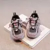 Zapatillas deportivas de malla transpirable para niñas, primavera y otoño, para niños, zapatos escolares Kuromi, zapatillas para correr, zapatos para niños, ligeros, modernos, para niños mayores