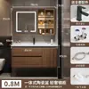 Tocador de baño de color nogal con lavabo, una combinación de estilo chino y un lavabo cerámico integrado para lavarse las manos y la cara