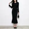 Conjunto de roupas femininas: um conjunto completo de jaqueta cardigã de manga longa e saia sereia de alta qualidade, estilo luxo leve, Chanel, conjunto estilo Issey Miyake