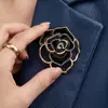 Broche de camelia hueca de alta gama, diseño de nicho, ligero, de lujo, versátil, para chaqueta de traje, accesorio