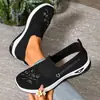 Zapatos de verano nuevos de estilo antiguo de Pekín para mujer, transpirables y tejidos, zapatos bordados para madres de mediana edad y mayores, zapatos de mujer de talla grande para ventas transfronterizas