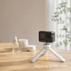 Acessórios para fotografia e videografia: um pequeno suporte de plástico adequado para esportes ao ar livre, câmeras portáteis e luzes de preenchimento, com uma interface de 1/4 de polegada