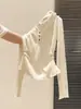 Camisa feminina de base para o início da primavera, com gola polo, manga longa, semitransparente, texturizada, com barra franzida que afina a cintura