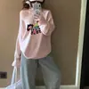 Nova Blusa de Moletom Fina Versátil para o Início do Outono 2025 com Estampa de Letra Interessante e Design Ombro a Ombro em Rosa