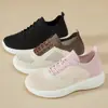 Sapatos de Tecido Old Beijing para Mulheres 2026 Novo Modelo Malha Respirável Solado Macio Sapatos para Caminhada Não Cansativos Antiderrapantes Casuais Confortáveis Sapatos para Mãe