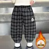 Roupas de Inverno para Meninos Calça Xadrez Scimitar com Pelúcia Interna Estilo Coreano Macacão Infantil de Veludo Versátil Casual Calça Longa Calças para Crianças Pequenas e Médias Tendência