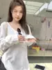 Tejido y confección originales, camiseta blanca fina de manga larga con cuello en U para mujer, top casual holgado
