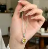 Collar de Moda con Incrustaciones de Diamantes para Mujer, Lujo Ligero, Colgante de Cobre de Moda, Versátil, Elegante, Diseño de Nicho, Cadena para Clavícula al por Mayor