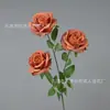 Rosas corola de 3 cabezas rama única rosas de tela de seda flores en botella para sala de estar decoración de salón de bodas diseño de fondo