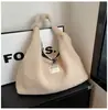Nova Bolsa de Ombro Niche Outono e Inverno 2026, Bolsa de Lã de Cordeiro, Bolsa Tote Versátil de Grande Capacidade Peluda para o Dia a Dia Feminina