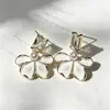 Pendientes Yanbai Versátiles y de Moda, Exquisitos Pendientes de Flor de Esmalte Blanco Estilo Francés, Elegantes y Vintage de Lujo Ligero con Diseño de Pétalos para Mujer
