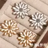 Moda Europeia e Americana Celebridade da Internet Elegante Nicho Luxo Leve Brincos de Aço Inoxidável Banhados a Ouro 18K Brincos de Flor de Crisântemo com Gota de Óleo Branco para Mulheres