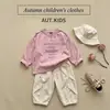 Estilo Coreano Roupas de Outono para Meninos Tendência Legal Camiseta de Manga Longa Desgastada Rasgada Top Solto com Estampa de Letras Conjunto Casual de Duas Peças para Crianças