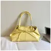 Bolsa de Ombro/Axila Grande de Couro com Óleo e Cera, Nova Moda para Mulheres, Atravessando Fronteiras para Comércio Exterior, Estilosa e Bonita, Adequada para Trabalho e Deslocamento