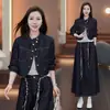 Conjunto de Tres Piezas de Mezclilla Nuevo Primavera 2026 Conjunto de Traje a la Moda para Mujer Chic Chaqueta Corta que Reduce la Edad Conjunto de Falda