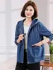 Jaqueta jeans feminina, estilo curto, nova coleção 2026, corte solto, plus size, casual e estilosa, adequada para mães, feita de algodão puro