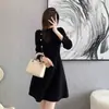 Vestido suéter de punto coreano de cuello alto, vestido de otoño e invierno que ciñe la cintura, pequeño vestido negro Hepburn, vestido base versátil