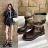 Botas de trabalho, botas de cavaleiro empilhadas, botas de cano médio, botas femininas 2026 com fivelas de cinto, moda europeia e americana, novo design de salto grosso