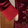 Ropa para Mujer de Talla Grande de Otoño 2026 para Edad Media y Adultos Mayores: Abrigo de Longitud Media con Adornos de Botones y Bordados Estilo Tang para Abuelas de 70 Años