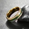 Anillo de Boda Simple de Acero Inoxidable para Hombre Estilo Nuevo con Incrustación de Jade Artificial Verde, 8mm Esférico Seda Dorada con Acentos Verdes
