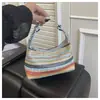 Bolsa Pequena de Palha Tecida de Designer para Mulheres 2025 Novo Estilo Bolsa Transversal Tecida de Férias Moda Versátil Balde de Praia Bolsa de Ombro