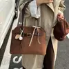 Bolso de Viaje para Mujer 2025 Nuevo de Moda de Gama Alta Versátil Retro Bolso de Hombro Bolso Tote de Gran Capacidad