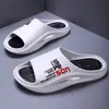 Zapatillas de nuevo estilo para hombre, para otoño, tipo slip-on, con suela gruesa, para exteriores, hogar, baño, antideslizantes