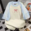 Camiseta de Manga Corta con Estampado Divertido de Lazo y Parches de Tres Rayas para Mujer, Estilo Casual Perezoso de Verano, Top Versátil para Pareja
