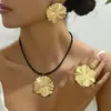 Collar Exagerado de Flor Dorada Transfronterizo Europeo y Americano, Gargantilla de Pétalos de Alta Gama, Conjunto de Joyería de Lujo Ligero de Moda para Mujer