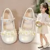 Sapatos de Performance Estilosos para Meninas Primavera e Outono Mocassins Prateados Infantis 2026 Novo Estilo Coreano Sapatos Pequenos de Couro com Flor de Renda para Daminhas
