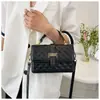 Bolsos pequeños populares para mujer de este año, nuevo modelo primavera/verano 2025, bolso cruzado con cadena de patrón de diamantes, bolso de mano cuadrado pequeño de alta calidad a la moda