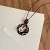 Colar geométrico vazado com estampa de leopardo vintage de alta qualidade, corrente de suéter com design de nicho, acessório de moda de luxo leve e de alta qualidade para mulheres